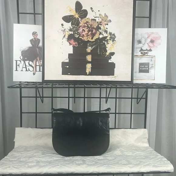 EUC VINTAGE NAVY LEATHER SHOULDER BAG WITH SHINY GOLD HARDWARE. Adjustable Strap - Picture 2 of 11